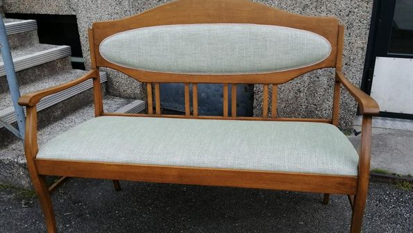 Uudelleenverhoiltu antiikkinen sohva