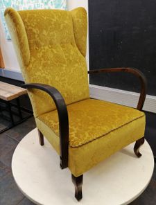 Keltainen nojatuoli