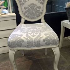 Vaalea kuviokangas tuolissa