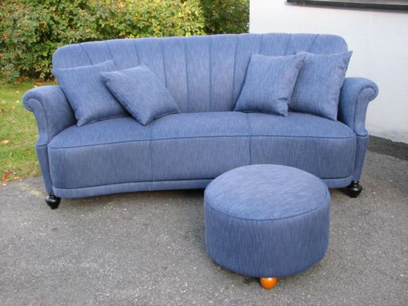 Sininen sohva ja rahi