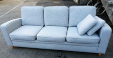 Vaaleansininen sohva 